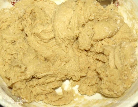 Соединить масляную массу с мукой. Муку вводим постепенно и замешиваем мягкое кремообразное тесто.
