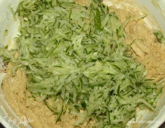 Огурцы промыть (в ингредиентах указан вес целых огурцов), измельчить на терке. Хорошо отжать сок, добавить отжатые огурцы в тесто и тщательно соединить.