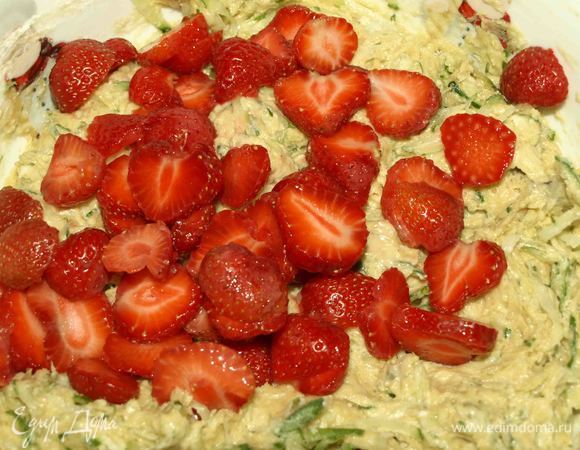 Клубнику хорошо промыть, удалить плодоножки. Нарезать слайсами и добавить в тесто. Хорошо перемешать. Можно тесто замесить в комбайне.