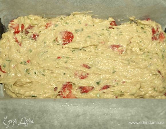 Форму выстелить пекарской бумагой, так чтоб бумага свисала с бортиков, смазанной растительным маслом. Выкладываем половину теста в форму.