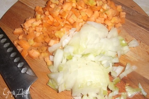 Порезать морковь и лук. Выложить к курице.
