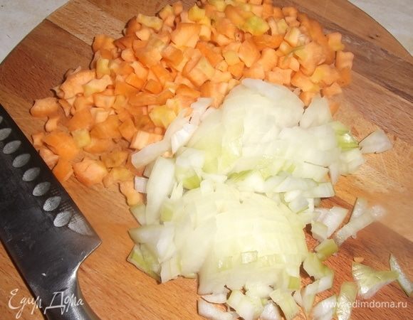 Порезать морковь и лук. Выложить к курице.