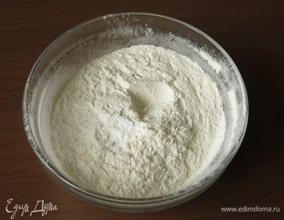 Муку просеиваем с разрыхлителем. Отличие маффинов в том, что сперва смешиваются сухие ингредиенты, а потом мокрые, и все соединяется.