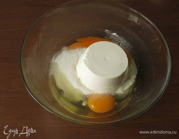 Соединим сахар, яйца и рикотту.