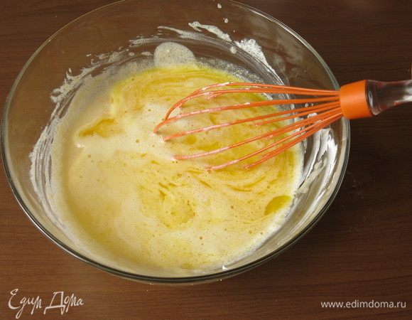 Растапливаем масло, вливаем к яйцам. Смешиваем венчиком, не с помощью миксера, не сбиваем, а смешиваем. Можно перемешать ложкой.