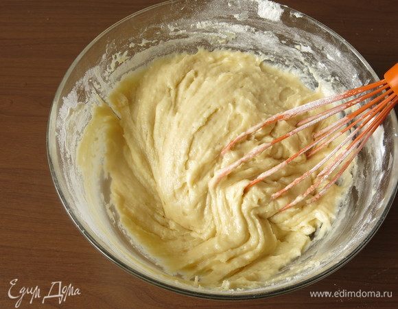 Получается густое тесто.