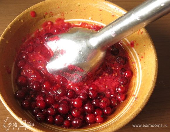 Готовим заливку, с помощью блендера перебиваем 200 г ягод, отделенных от веточек. Перетираем через сито, чтобы убрать косточки.