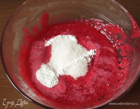 Насыпаем крахмал и сахар, перемешиваем.