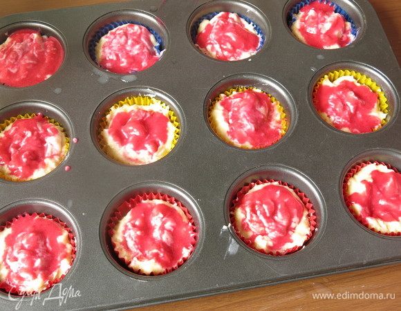 Кладем по ложке заливки, перемешиваем прямо в формочке. Сверху наливаем еще по одной чайной ложке (для маленьких маффинов, для средних и больших по столовой ложке). Второй раз не перемешиваем. Я готовила часть маффинов в бумажных формах, часть в силиконовых, в последних удобнее перемешивать.