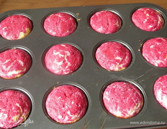 Выпекаем при 180°C 20 минут. Выход 12 маленьких маффинов и 4 средних.