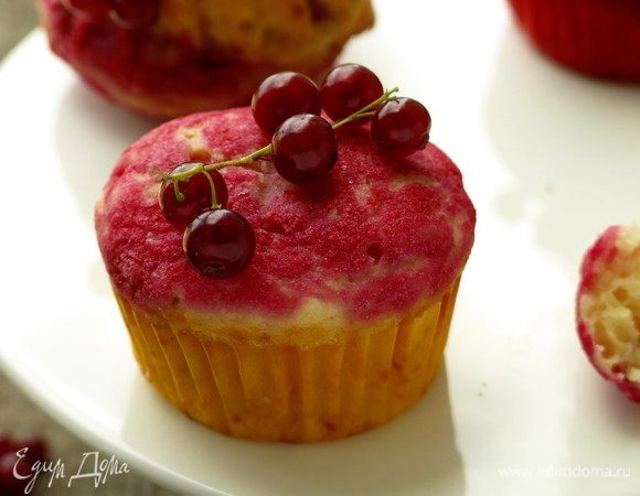 Вынимаем из формочек силиконовых, когда чуть остынут, бумажные можно не снимать. Посмотрите, какая получается шапочка красивая. Можно украсить ягодами смородины, посыпать сахарной пудрой.