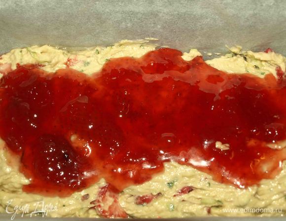 Сверху добавляем клубничный джем. Джем должен быть густой.