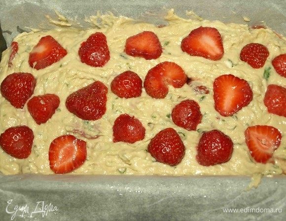 Закрываем оставшимся тестом и сверху выкладываем оставшуюся клубнику.