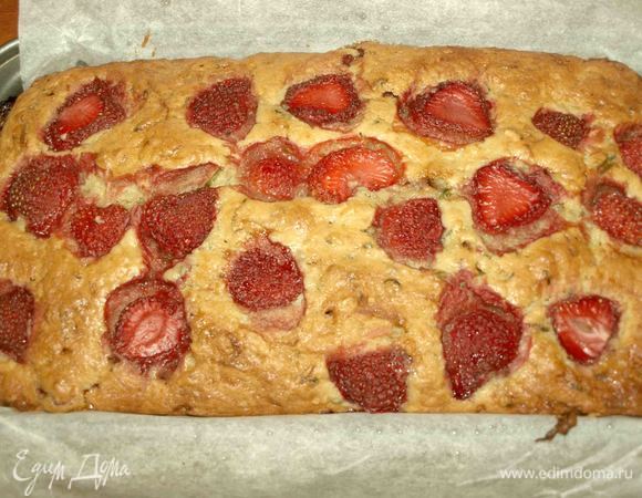 Отправляем в заранее разогретую до 170ºС духовку. Выпекаем 1 час или 1:10 минут (ориентироваться на свою духовку). Готовность проверить бамбуковой палочкой, если она сухая, то хлеб готов. Достать готовый хлеб из духовки. Дать остыть 10–15 минут в форме. Аккуратно достать из формы с помощью пекарской бумаги, которая свисает с боков.