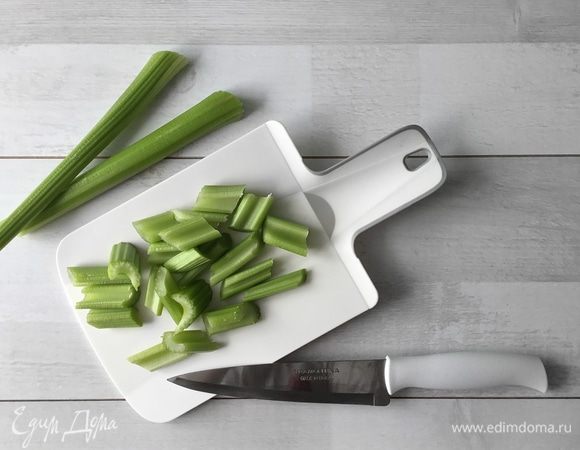 Нарезала сельдерей.