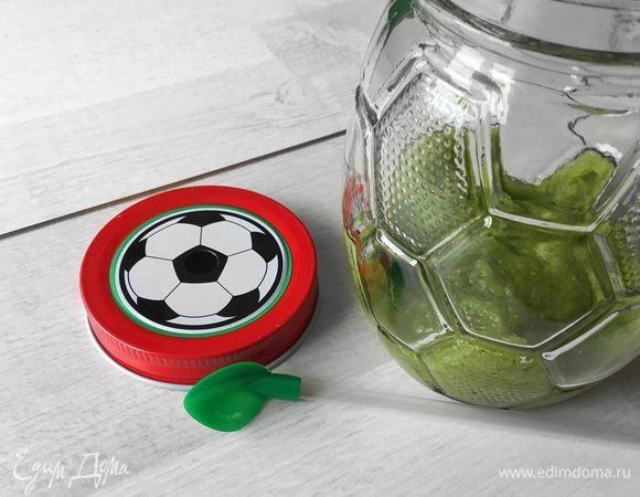 Уложила первый слой в баночку. Моя «футбольная» баночка внутри оказалась с выпуклыми ячейками, поэтому я обрадовалась, что можно сделать необычные слои. Пока делала второй слой, убрала заготовку в холодильник.