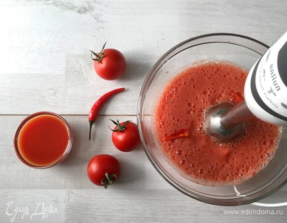 Во время взбивания помидоров я добавила томатный сок, чтобы разбавить густую массу и немного перца чили.