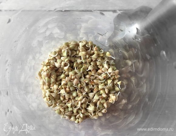 Для этого я перемолола пророщенную зеленую гречку.
