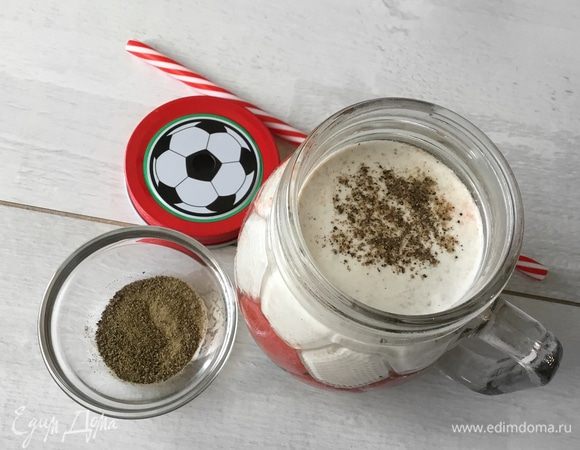 Аккуратно переложила белый слой в баночку, посыпала черным перцем и снова убрала в холодильник.