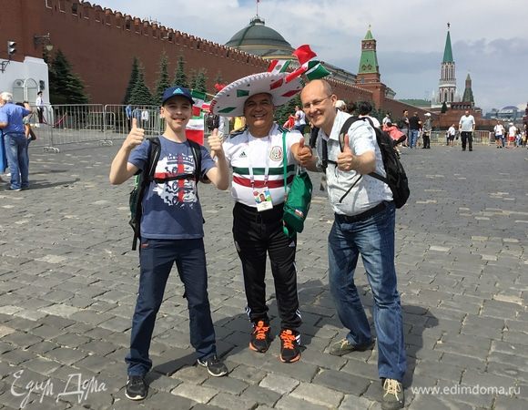 Болельщик из Мексики, флаг которой оказался очень похож на мой коктейль, пожелал победы сборной России!