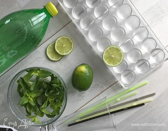 Нам понадобятся: лайм, мята, лед и любая газированная вода (или лимонад).