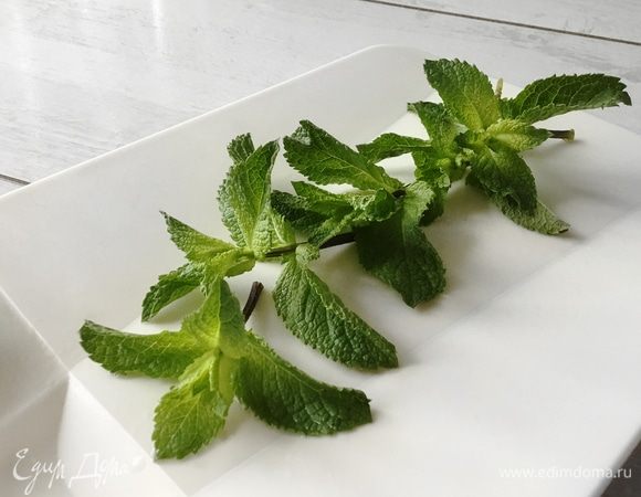 Промоем мяту. Можно ее немного помять, чтобы она отдала свой аромат.