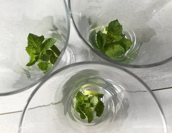 Лайм и мяту кладем в стаканчики.