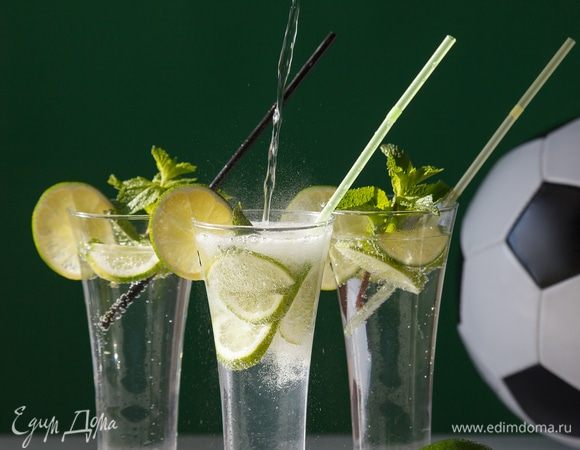 Украсим стаканчики колечками лайма. Нальем холодную газированную воду.