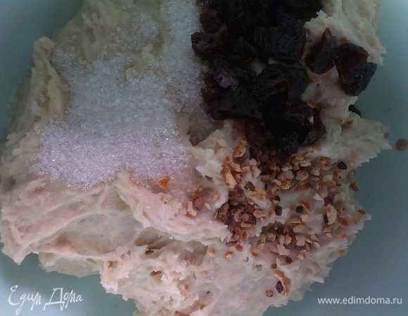 К тесту добавить сахар, соль, изюм, апельсиновую цедру, хорошо перемешать. Поставить на 1 час в теплое место.