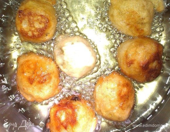 Двумя ложками сформировать из теста шарики. Выпекать в хорошо разогретом растительном масле, иначе пончики могут прилипнуть. Масло должно на 2/3 покрывать пончики. Количество масла будет зависеть от размера шариков. Рассчитывайте также, что пончики будут раздуваться.