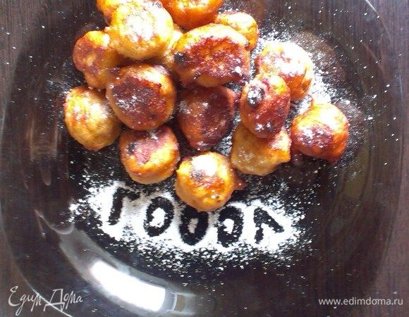 Подавать далматинские пончики фритуле горячими, пока они нежные и воздушные, присыпав сахарной пудрой.