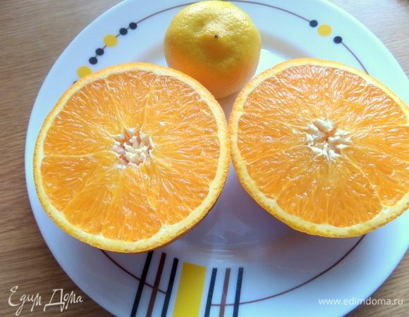 Апельсин и лимон промыть хорошо и ошпарить со всех сторон кипятком.