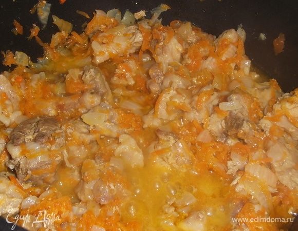 Гузки порезать. Выложить в казан, накрыть крышкой и на медленном огне тушить до изменения цвета и выделения сока. Добавить натертую морковь и порезанный лук. Под крышкой на тихом огне тушить до мягкости гузок.