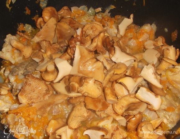 Лисички почистить, отварить в подсоленной воде. Добавить к гузкам.