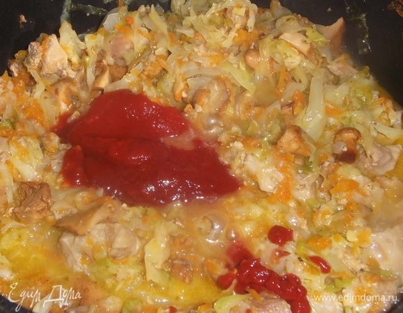 Добавить томатную пасту, сахар, молотый и острый перец, лавровый лист и горошки душистого перца. Перемешать, под крышкой тушить 5 минут.