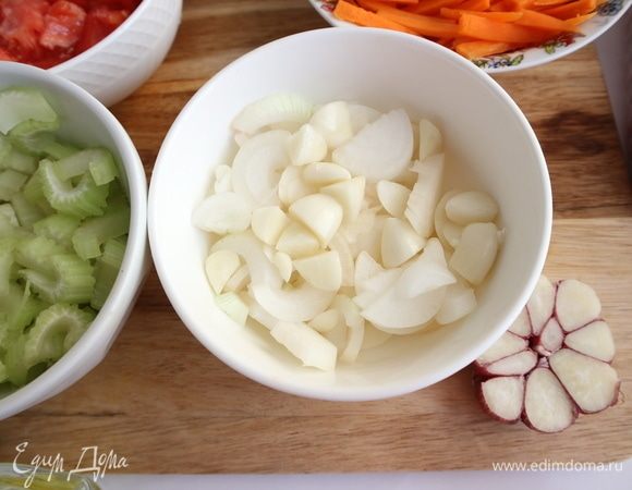 Чеснок почистить, разрезать поперек, половину чеснока порезать не очень мелко, добавить к луку. Другую половинку в дальнейшем добавить к овощам при обжарке.