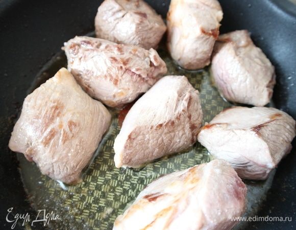 В другой разогретой со сливочным маслом сковороде обжарить кусочки баранины со всех сторон, недолго.