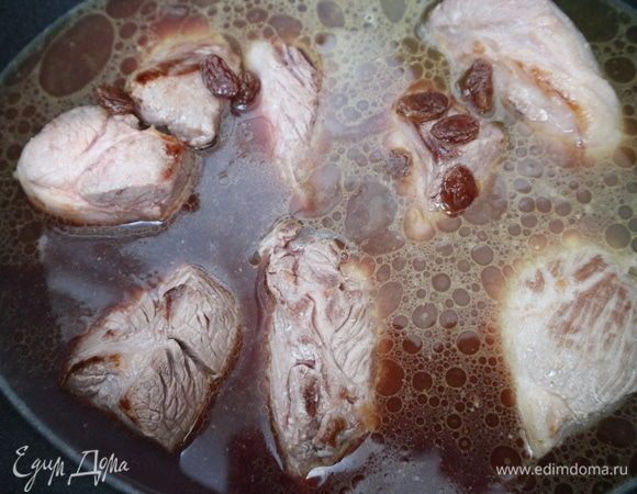 В чугунную жаровню положить мясо, залить горячим бульоном и вином таким образом, чтобы мясо было прикрыто на 2/3.