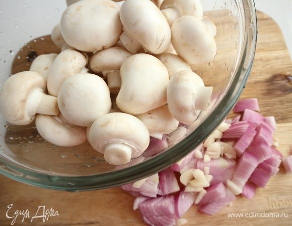 Шампиньоны помыть. Лук почистить, порезать кубиками, чеснок почистить, порезать не очень мелко, добавить к луку.