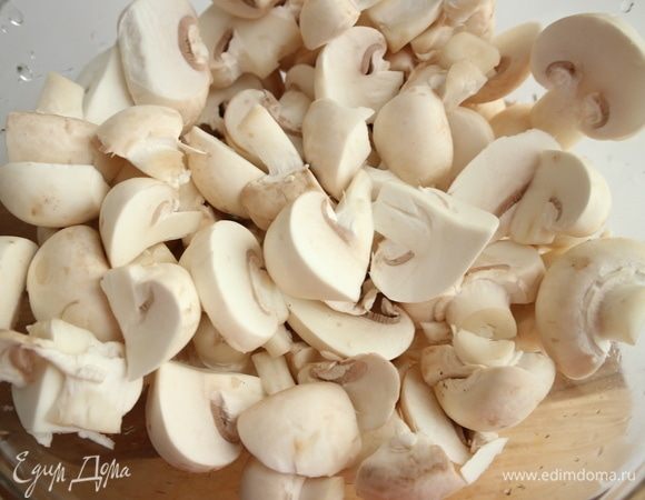 Шампиньоны порезать на пластины средней толщины, если шампиньоны средней величины или мелкие, можно порезать их на четвертушки через центр.