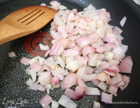 Обжарить слегка на оливковом масле лук с чесноком, затем добавить грибы, изюм (у меня он был достаточно мягкий и не потребовалось его размачивать предварительно в вине), обжаривать минут 5–7, пока жидкость почти не испарится. В процессе приготовления посолить. Выключить огонь.