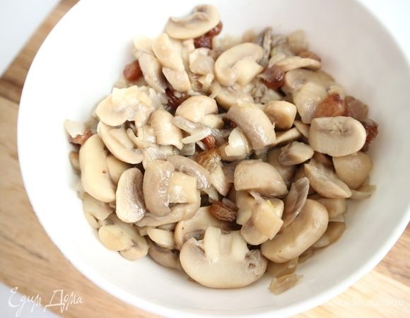 Сразу переложить шампиньоны в миску, чтобы прекратить процесс приготовления.