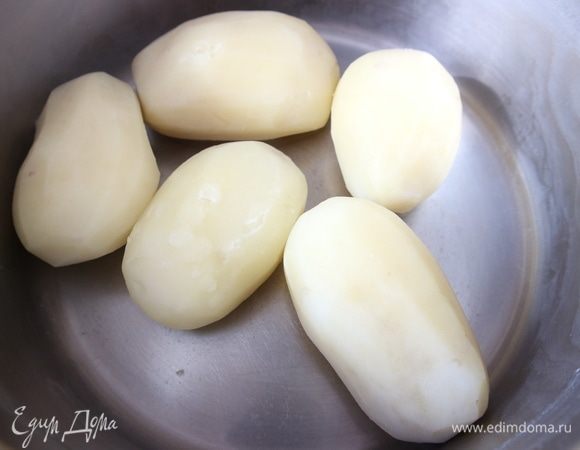 Почистить картофель, отварить в подсоленной воде до полуготовности, слить воду, дать немного остыть.