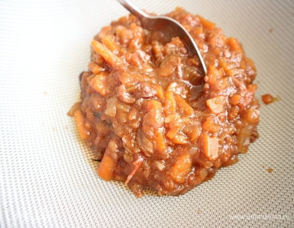 Овощи из жаровни протереть сквозь сито. Поместить в соусник.