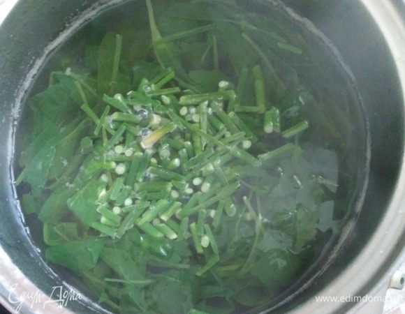 Отвар из шпината можно приготовить заранее. Молодые листики шпината хорошо промыть, залить водой, посолить и поставить на плиту. Когда закипит, добавить нарезанные чесночные стрелки (можно и без них) и варить 5 минут на среднем огне. Дать остыть и убрать в холодильник на 3 часа, чтобы отвар был холодным.