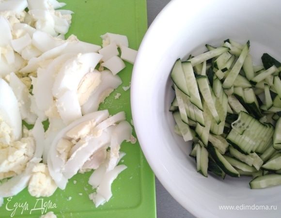 Яйца отварить. Огурцы и остывшие яйца нарезать соломкой.