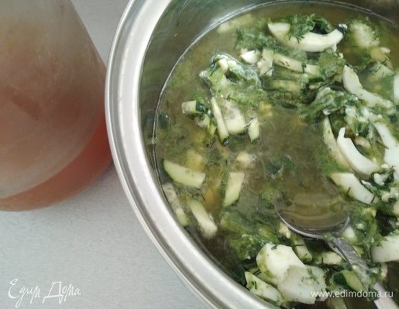 Перемешать яйца, огурцы, измельченную массу из шпината. Добавить 100 мл отвара и холодный домашний квас. Посолить по вкусу. Густоту супа регулируйте на свой вкус. Квас придает супу резкость. Можно попробовать с кефиром. Для мужчин можно добавить отварное мясо.