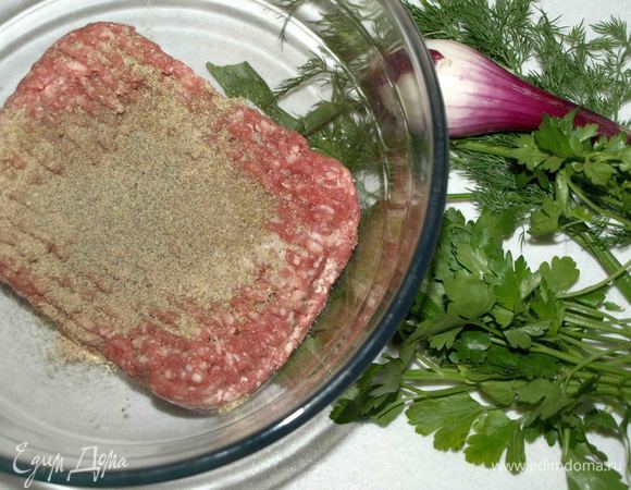 Приготовить фарш самим или взять готовый (если вы доверяете производителю). В фарш добавить приправы. Хорошо перемешать.