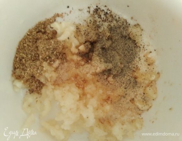 Готовим маринад. Чеснок почистить и пропустить через пресс. Соединить чеснок, имбирь, кориандр и перец. Если любите поострее, добавьте 2 щепотки красного перца чили.