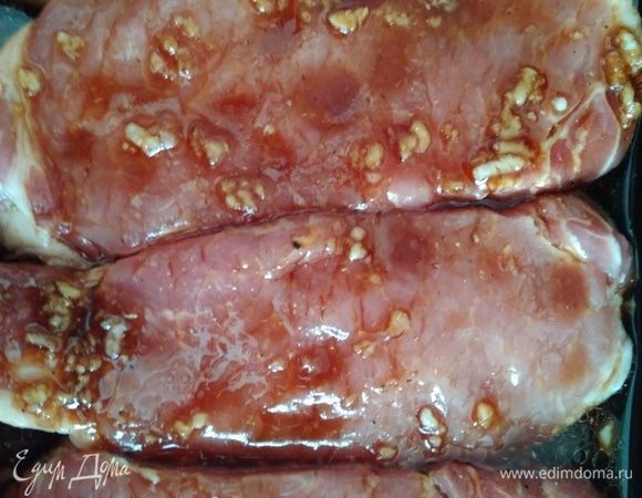 Мясо, предварительно вымытое и обсушенное, залить маринадом и убрать в холодильник мариноваться на 1 час. У меня было 4 свиных эскалопа, примерно 900 грамм общим весом.